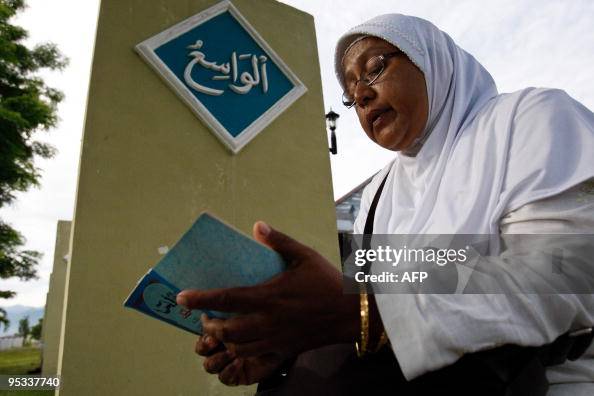 An Acehnese woman read a copy of the Kor An Acehnese woman read a copy of the Kor