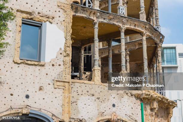 beit beruit, building used by snipers close to the 'green line', during the lebanese civil war 1975-1990 - malcolm blight stockfoto's en -beelden