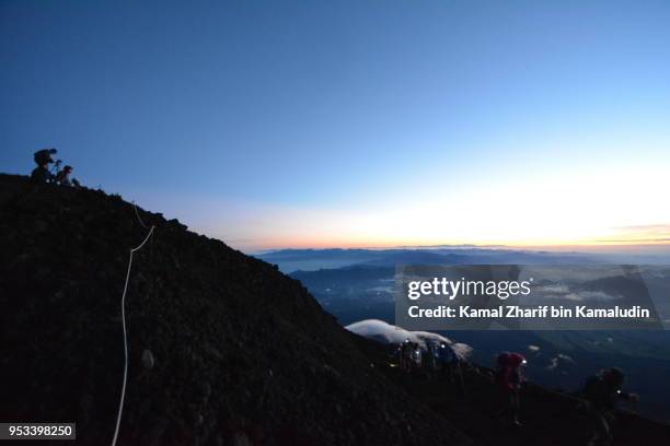 hikers at mt fuji - kamal zharif stockfoto's en -beelden