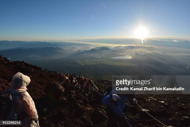 hikers at mt fuji - kamal zharif stockfoto's en -beelden
