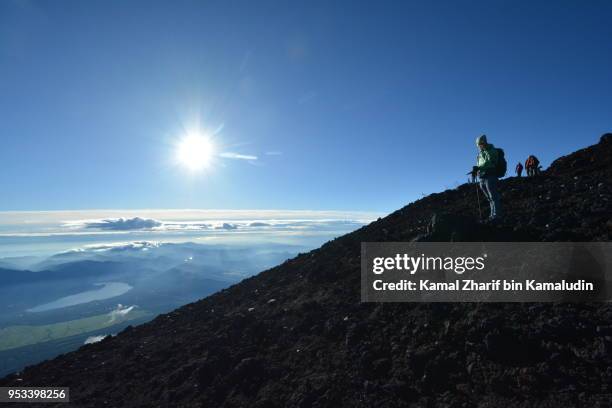 hikers at mt fuji - kamal zharif stock pictures, royalty-free photos & images