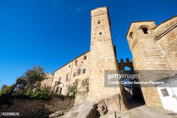 medieval architecture in trujillo spain - サンチャゴ要塞 ストックフォトと画像