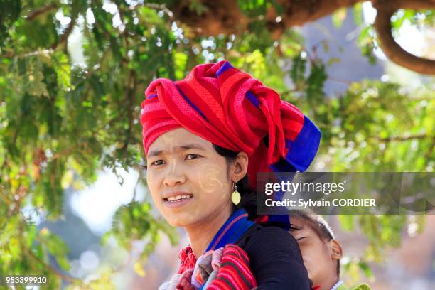 Myanmar , province de Shan, Lac Inle, agricultrice au marché. Myanmar, Shan State, Inle lake, farmer at the market.