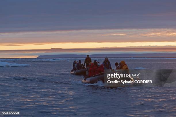 Federation de Russie, Province autonome de Chukotka, ile de Wrangel, Banquise, zodiac avec photographes au coucher du soleil. Russia, Chukotka...