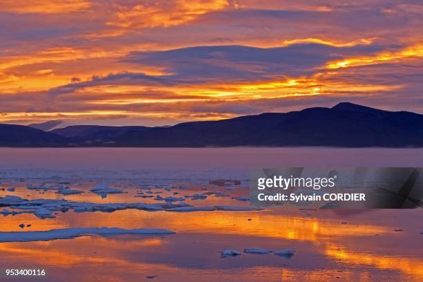 Federation de Russie, Province autonome de Chukotka, ile de Wrangel, Banquise au coucher du soleil. Russia, Chukotka autonomous district, Wrangel...