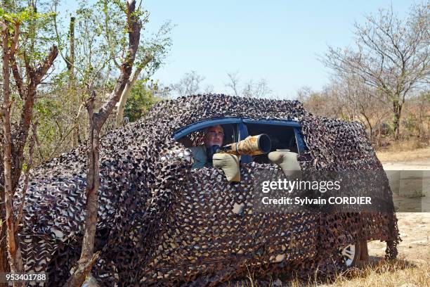 Inde, Karnataka, montagnes de Sanduru, affût photographique depuis un véhicule. India, Karnataka, Sandur Mountain Range, vehicule as a blind for the...