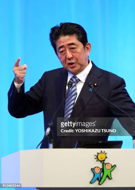 Le Premier ministre japonais et président du Parti libéral-démocrate Shinzo Abe prononce un discours lors du congrès annuel du LDP à Tokyo, le 5 mars...