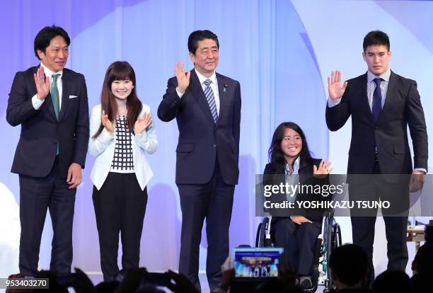 Le Premier ministre japonais Shinzo Abe avec le médaillé d'or olympique de judo Mashu Baker, la médaillée de bronze de tennis en fauteuil roulant Yui...