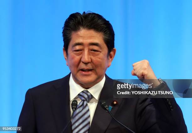 Le Premier ministre japonais et président du Parti libéral-démocrate Shinzo Abe prononce un discours lors du congrès annuel du LDP à Tokyo, le 5 mars...