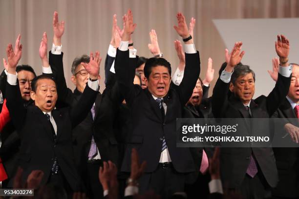 Le Premier ministre japonais et président du Parti libéral-démocrate Shinzo Abe acclamé lors de la convention annuelle du PLD à Tokyo le 5 mars 2017,...