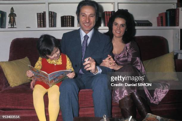 Lucien jeunesse et sa famille chez lui dans les années 80, Paris, France. Circa 1980.