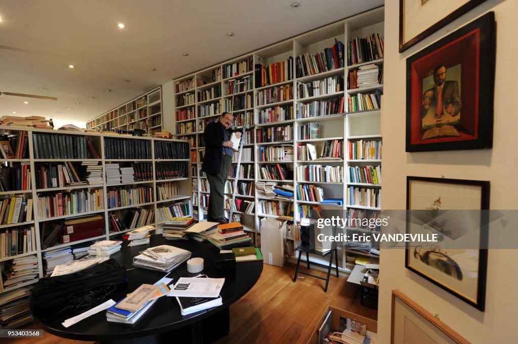 L'Ecrivain Italien Umberto Eco Chez Lui A Milan