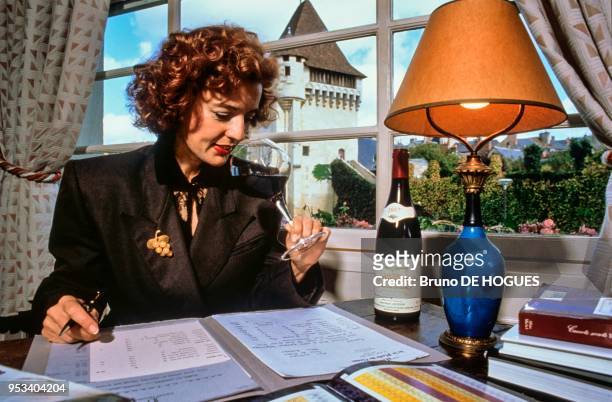 Yveline Gély dans son restaurant 'L'Auberge de la Porte du Croux', 1ère femme à avoir obtenu le Brevet professionnel en sommellerie en 1990. Nevers,...