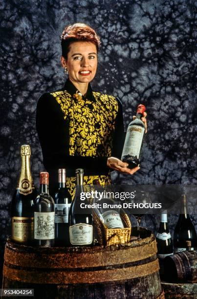 Yveline Gély dans son restaurant 'L'Auberge de la Porte du Croux', 1ère femme diplômée du Brevet Professionnel de Sommelier en 1990. Nevers, Nièvre,...