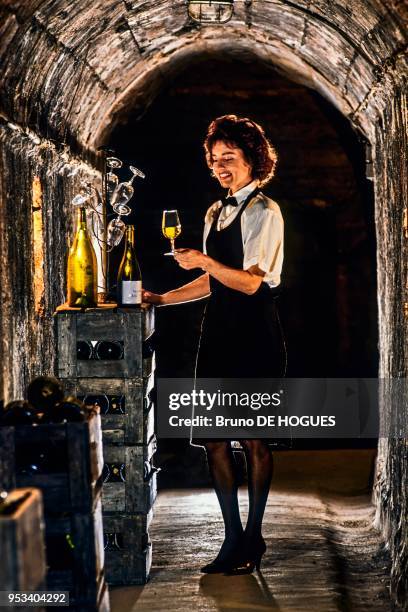 Yveline Gély goûtant un vin chez un vigneron, 1ère femme à avoir obtenu le Brevet professionnel en sommellerie en 1990. Nevers, Nièvre, France.