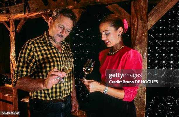 Yveline Gély goûtant un vin chez un vigneron, 1ère femme à avoir obtenu le Brevet professionnel en sommellerie en 1990. Nevers, Nièvre, France.