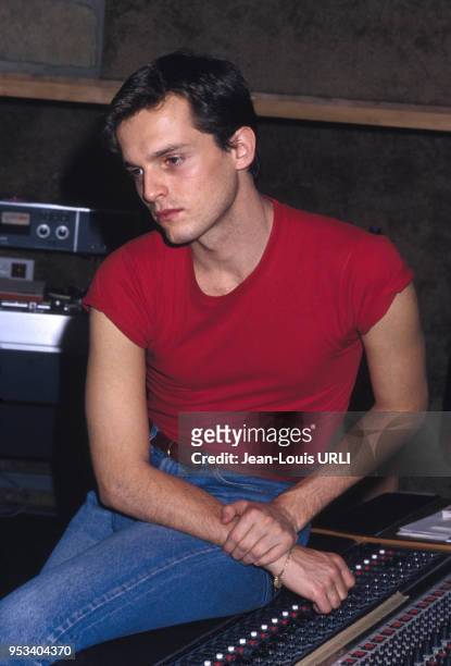 Le chanteur Miguel Bose dans un studio d'enregistrement dans les années 80, Paris, France.