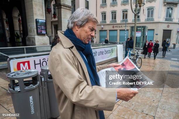 Vincent Bolloré avec entre les mains son journal Direct Matin devant l'opéra de lyon le 2 avril 2015, Lyon, France.