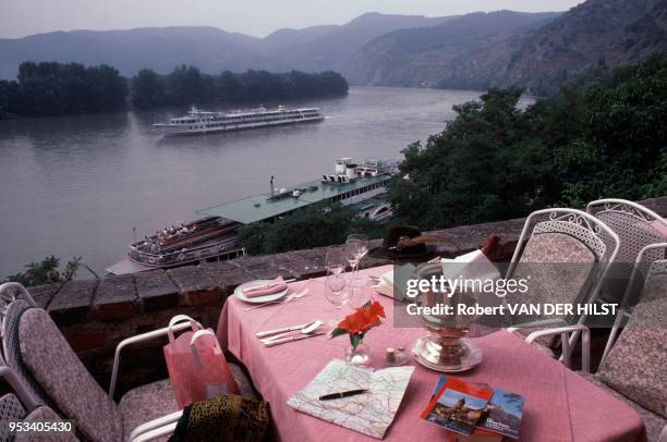 Terrasse de restaurant avec vue sur le Danube en Autriche en août 1986.