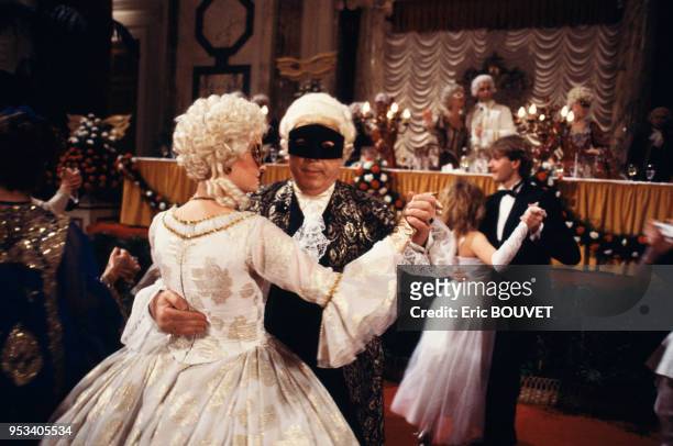 Couples entrain de danser lors d'un bal masqué le 7 février 1984 à Vienne, Autriche.