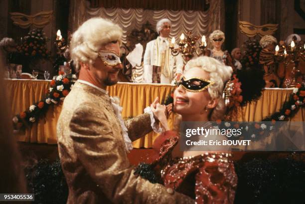 Couple entrain de danser lors d'un bal masqué le 7 février 1984 à Vienne, Autriche.