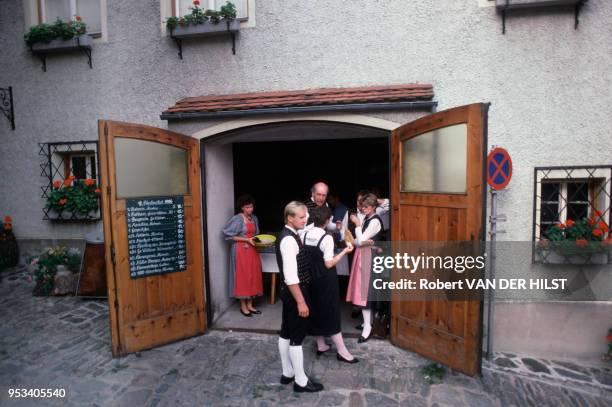 Personnel d'un restaurant habillé en tenue traditionnelle en août 1986 à Durnstein, Autriche.