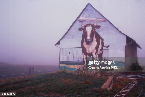 Peinture murale représentant une vache surmontée d'un missile pour manifester l'opposition des écologistes à l'installation de missiles US le 11...