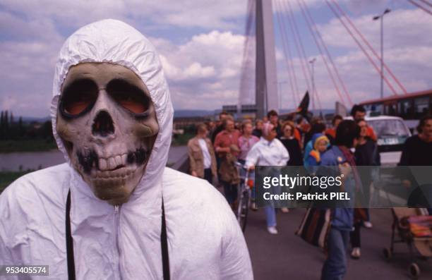 Un militant avec une tête de mort lors d'une manifestation anti-nucléaire devant la centrale le 7 juin 1986 à Brokdorf, Allemagne.