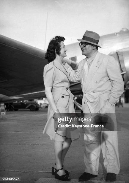 Marcel Achard, heureux de retrouver sa femme à sa descente d'avion, à Paris, France en 1946.