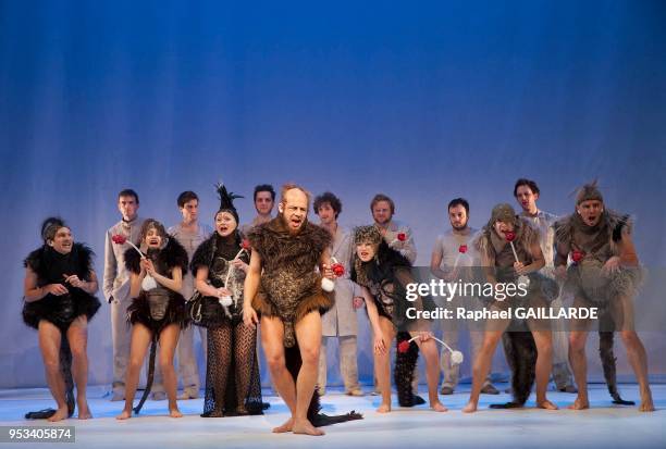 La troupe de la Comédie-Française interprète 'Le songe d'une nuit d'été' de William Shakespeare, dirigée par Muriel Mayette-Holtz le 6 février 2014 à...