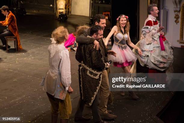 Elsa Lepoivre, Jérémy Lopez, Suliane Brahim, Laurent Lafitte, Pauline Clément, Serge Badgassarian, Julie Sicard et Eric Génovèse de la...