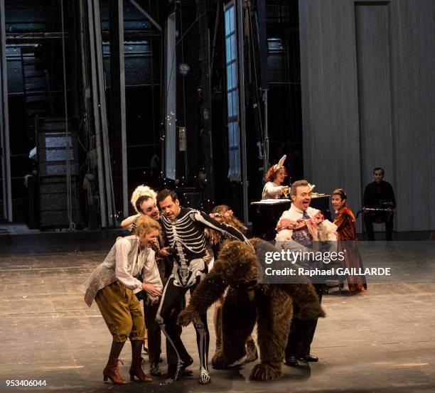 Elsa Lepoivre, Jérémy Lopez, Suliane Brahim, Laurent Lafitte, Pauline Clément, Serge Badgassarian, Julie Sicard et Eric Génovèse de la...