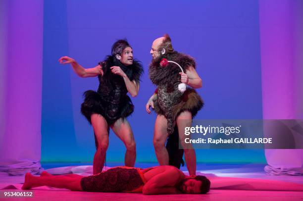 La troupe de la Comédie-Française interprète 'Le songe d'une nuit d'été' de William Shakespeare, dirigée par Muriel Mayette-Holtz le 6 février 2014 à...