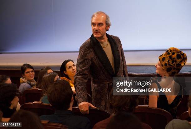 La troupe de la Comédie-Française interprète 'Le songe d'une nuit d'été' de William Shakespeare, dirigée par Muriel Mayette-Holtz le 6 février 2014 à...