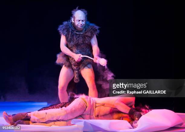 La troupe de la Comédie-Française interprète 'Le songe d'une nuit d'été' de William Shakespeare, dirigée par Muriel Mayette-Holtz le 6 février 2014 à...