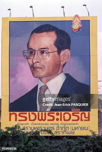 Affiche à l'effigie du roi Rama IX à Bangkok, Thaïlande.