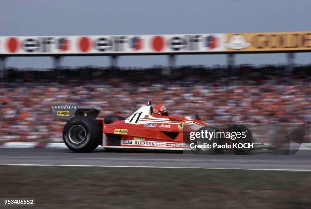 Le pilote autrichien Niki Lauda à bord de sa voiture ?Ferrari? pendant le Grand Prix d'Allemagne de Formule 1 sur le circuit d'Hockenheim, en août...