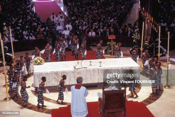 Le pape Jean-Paul II pendant la messe de consécration de la Basilique Notre-Dame de la Paix à Yamoussoukro, lors de sa visite officielle en...