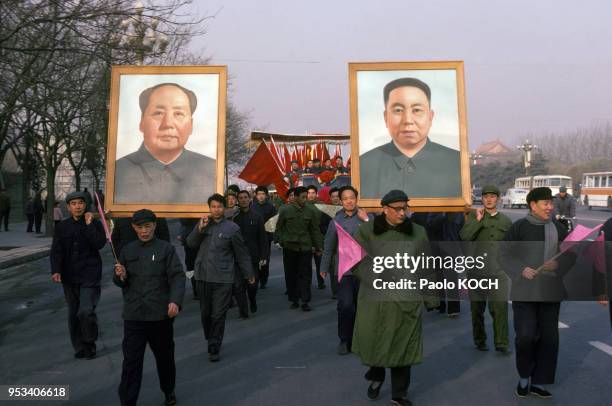 Parade pendant le cinquième Congrès National du Peuple à Pékin, avec des portraits de Mao Tsé-toung et de Hua Kuo-feng, en Chine, en 1978.