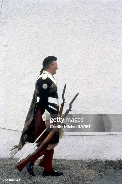 Le duc d'Atholl George Iain Murray devant son château, à Blair Atholl en Ecosse, au Royaume-Uni.