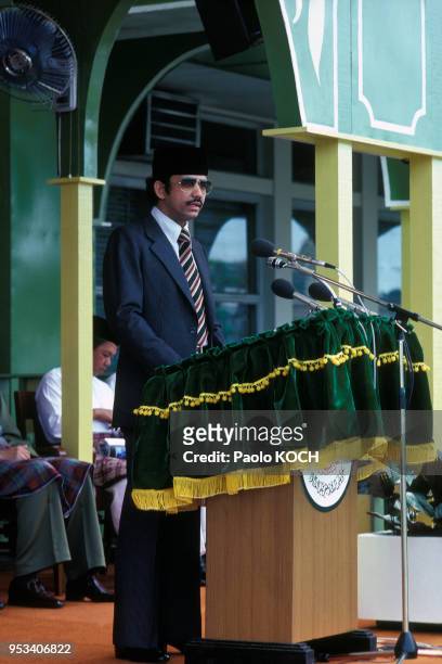 Le sultan du Brunei Hassanal Bolkiah faisant un discours lors d'une cérémonie religieuse à Bandar Seri Begawan, en décembre 1979, Etat de Brunei...