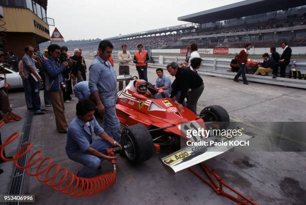 Mécaniciens autours de la voiture ?Ferrari? de Niki Lauda pendant le Grand Prix d'Allemagne de Formule 1 sur le circuit d'Hockenheim, en août 1977,...