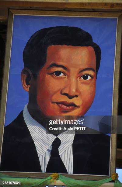 Portrait de Norodom Sihanouk à l'entrée du Palais Royal de Phnom Penh, en décembre 1992, Cambodge.