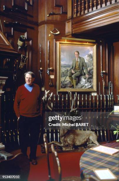 Le duc d'Atholl George Ian Murray présentant son armurerie, dans le château de Blair Atholl en Ecosse, au Royaume-Uni.