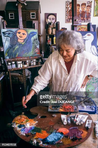 La peintre Mirka Mora dans son atelier à Melbourne, Australie.
