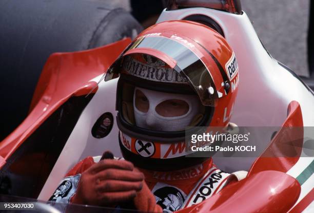 Le pilote autrichien Niki Lauda à bord de sa voiture ?Ferrari? pendant le Grand Prix d'Allemagne de Formule 1 sur le circuit d'Hockenheim, en août...