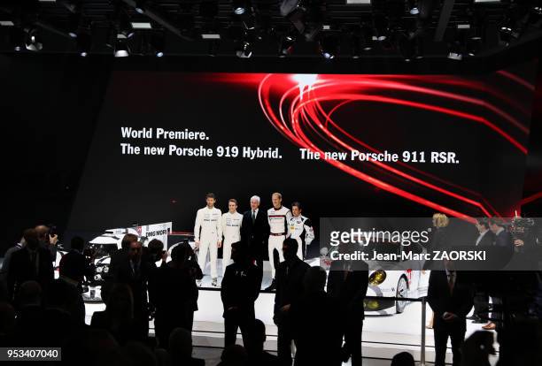 La conference de presse Porsche, avec au centre le pdg Porsche Matthias Muller, entouré des pilotes Mark Webber et Timo Bernhard a gauche, et à...