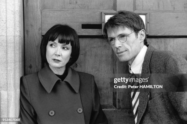 Les acteurs français Sabine Azéma et Lambert Wilson devant le collège Christ Church d'Oxford, au Royaume-Uni.