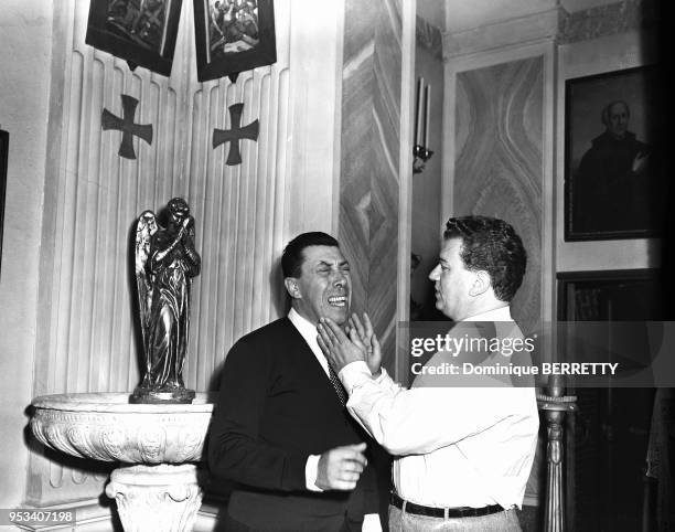 Fernandel et Gino Cervi sur le tournage d'un des films de la série des Don Camillo à Rome en Italie.