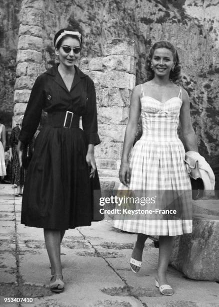 La cantatrice Maria Callas et Athina Livanos Onassis visitant le site archéologique de Delphes, Grèce, en juillet 1959.